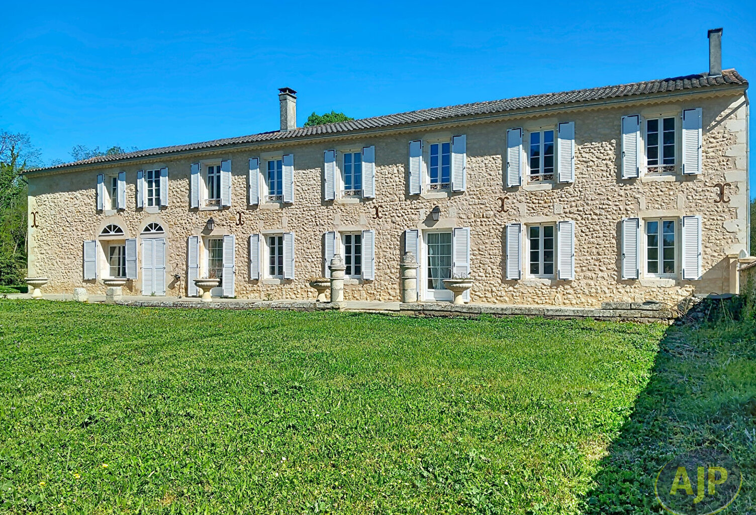 Magnifique propriété en pierre avec parc arboré sur 9000 m² ! — photo 1