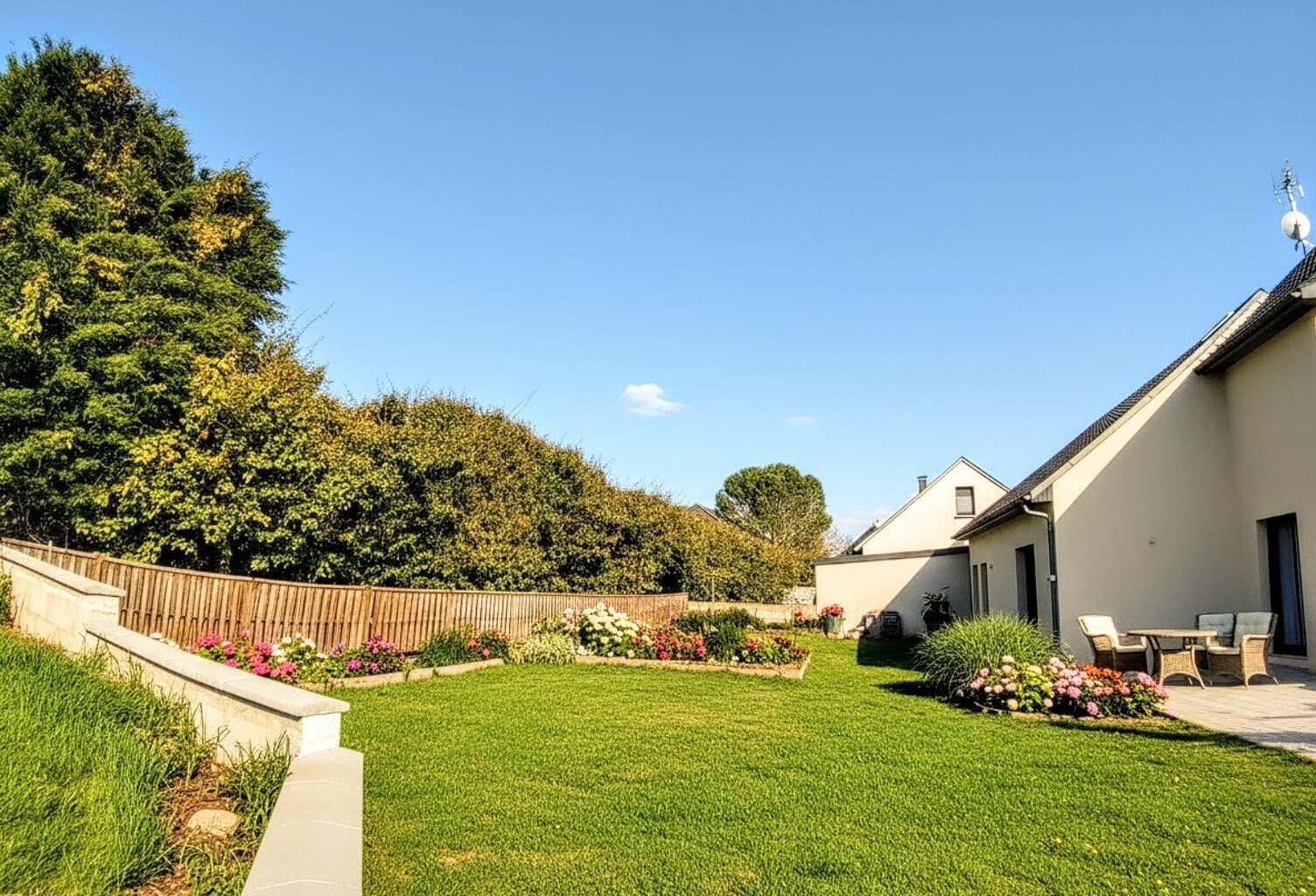 Villa — photo 1