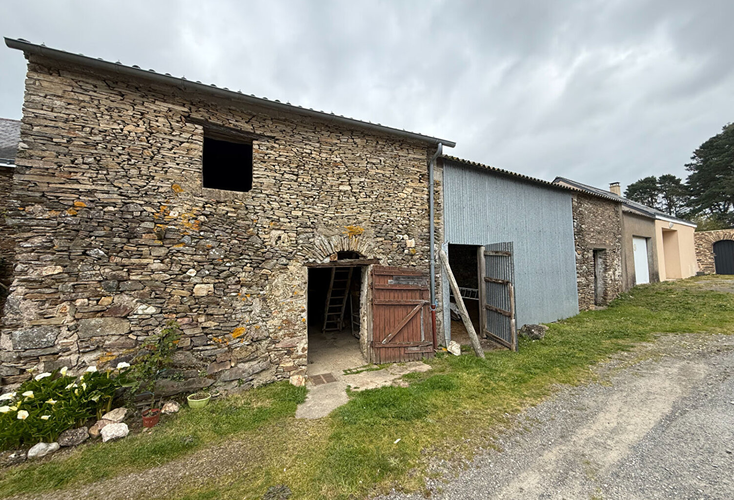 BATISSE EN PIERRE A RENOVER AU CALME DE  SON HAMEAU — photo 1