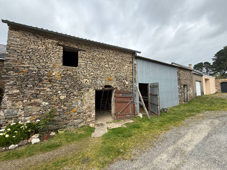 BATISSE EN PIERRE A RENOVER AU CALME DE  SON HAMEAU — photo 1