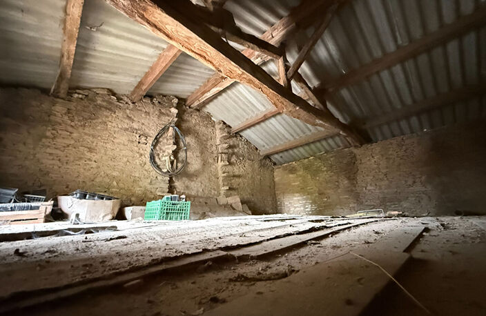 BATISSE EN PIERRE A RENOVER AU CALME DE  SON HAMEAU — photo 3