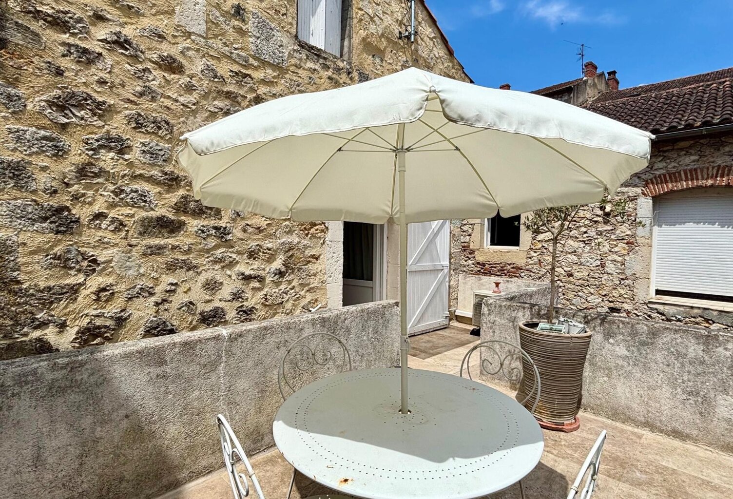 Le charme d'une maison en pierre avec terrasse — photo 1
