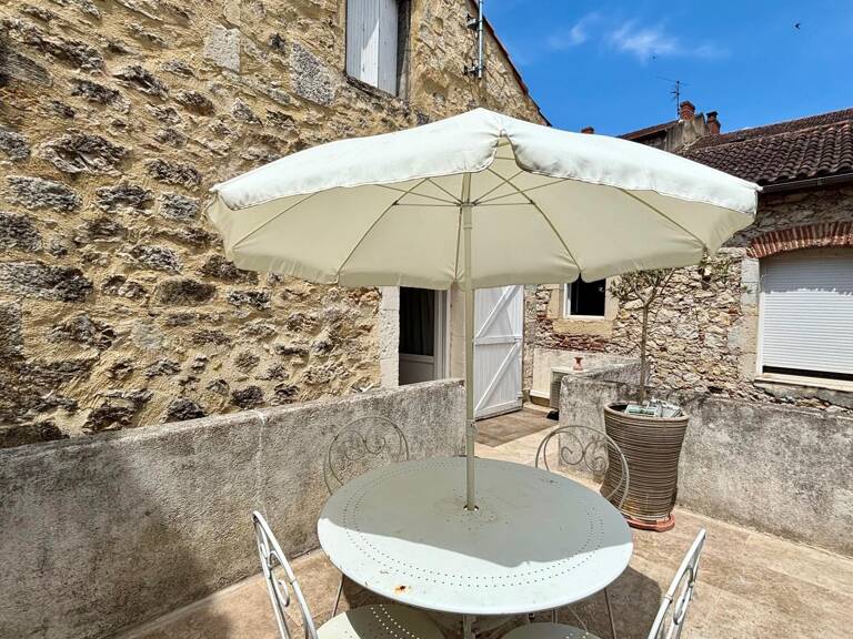Le charme d'une maison en pierre avec terrasse — photo 1