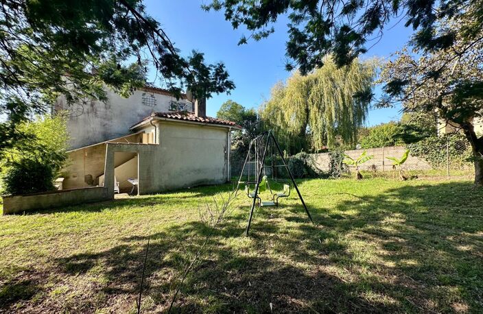 Maison située au cœur de la ville de Nogaro d'environ 140m² sur un terrain de 700m² avec garage. — photo 2
