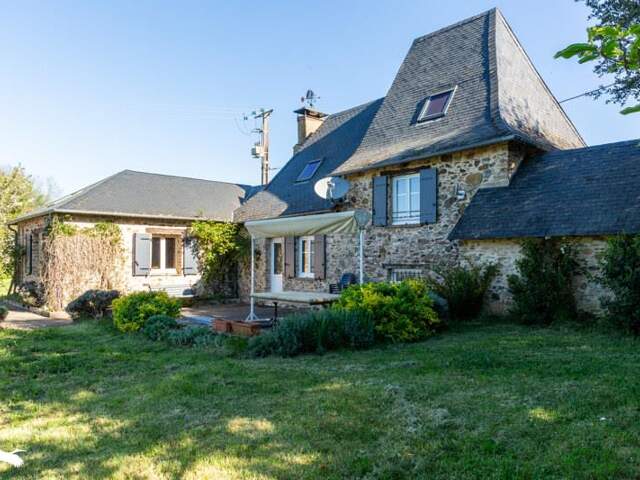 Maison en pierre de 5 pièces principales — photo du bien