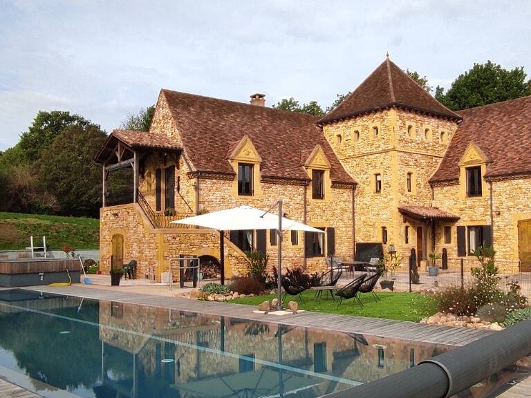 MAGNIFIQUE ET EXCEPTIONNELLE DEMEURE EN PIERRE AVEC VUE, 450 M² HABITABLES, VASTES PIECES DONT UNE LOCATION SAISONNIERE DE CHARME SUR UN PARC DE 4740 M² + PISCINE A DEBORDEMENT ET A 20 MN DE L'AEROPORT DE BERGERAC.  — photo 1