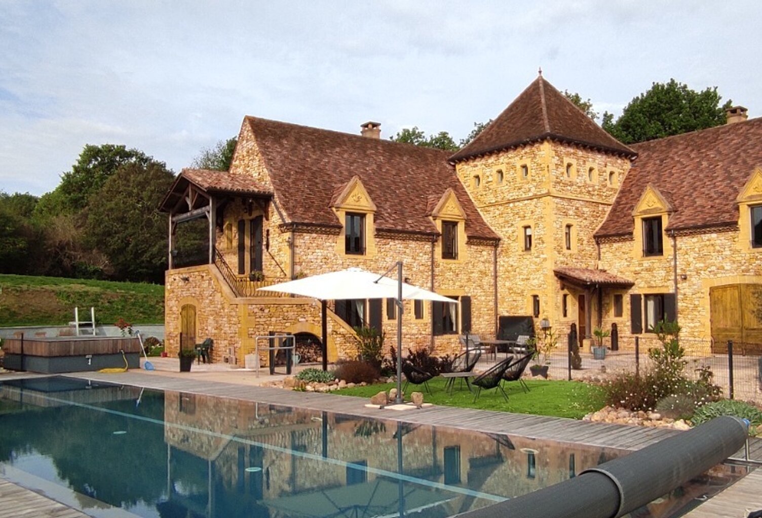 MAGNIFIQUE ET EXCEPTIONNELLE DEMEURE EN PIERRE AVEC VUE, 450 M² HABITABLES, VASTES PIECES DONT UNE LOCATION SAISONNIERE DE CHARME SUR UN PARC DE 4740 M² + PISCINE A DEBORDEMENT ET A 20 MN DE L'AEROPORT DE BERGERAC.  — photo 1