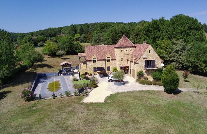 MAGNIFIQUE ET EXCEPTIONNELLE DEMEURE EN PIERRE AVEC VUE, 450 M² HABITABLES, VASTES PIECES DONT UNE LOCATION SAISONNIERE DE CHARME SUR UN PARC DE 4740 M² + PISCINE A DEBORDEMENT ET A 20 MN DE L'AEROPORT DE BERGERAC.  — photo 2
