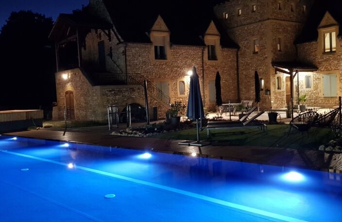 MAGNIFIQUE ET EXCEPTIONNELLE DEMEURE EN PIERRE AVEC VUE, 450 M² HABITABLES, VASTES PIECES DONT UNE LOCATION SAISONNIERE DE CHARME SUR UN PARC DE 4740 M² + PISCINE A DEBORDEMENT ET A 20 MN DE L'AEROPORT DE BERGERAC.  — photo 3