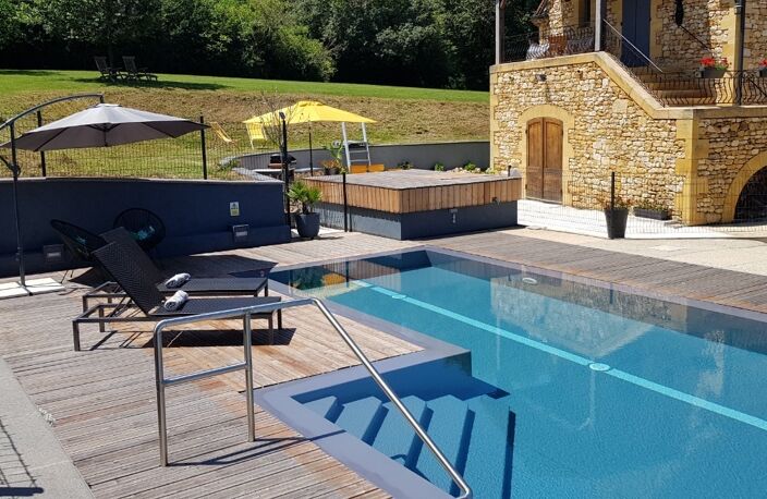 MAGNIFIQUE ET EXCEPTIONNELLE DEMEURE EN PIERRE AVEC VUE, 450 M² HABITABLES, VASTES PIECES DONT UNE LOCATION SAISONNIERE DE CHARME SUR UN PARC DE 4740 M² + PISCINE A DEBORDEMENT ET A 20 MN DE L'AEROPORT DE BERGERAC.  — photo 4