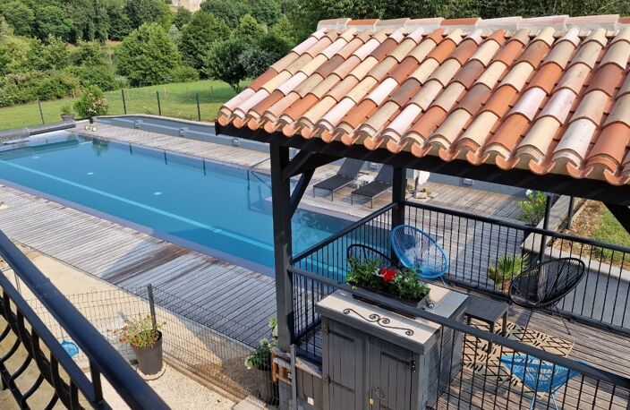 MAGNIFIQUE ET EXCEPTIONNELLE DEMEURE EN PIERRE AVEC VUE, 450 M² HABITABLES, VASTES PIECES DONT UNE LOCATION SAISONNIERE DE CHARME SUR UN PARC DE 4740 M² + PISCINE A DEBORDEMENT ET A 20 MN DE L'AEROPORT DE BERGERAC.  — photo 5