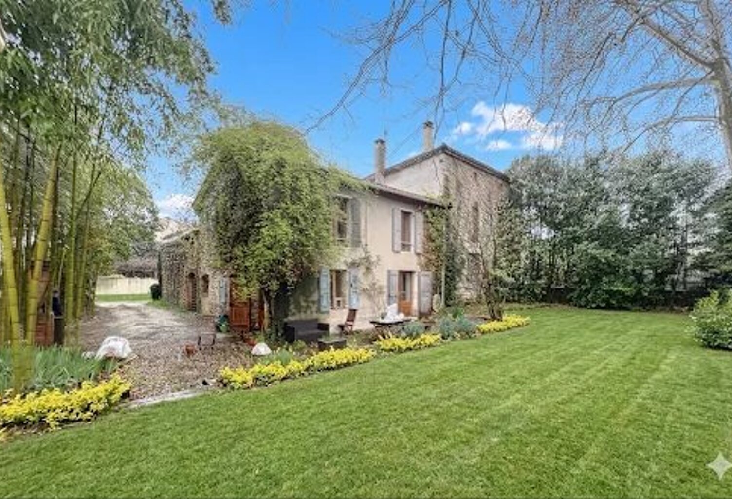 Lezan, ensemble immobilier à fort potentiel de 2 appartements, une maison et une remise soit 440m2 + possibilité de détacher une parcelle constructible de 500m2 env. — photo 1