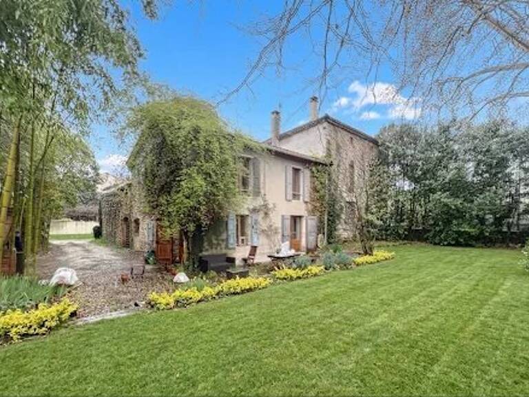 Lezan, ensemble immobilier à fort potentiel de 2 appartements, une maison et une remise soit 440m2 + possibilité de détacher une parcelle constructible de 500m2 env. — photo 1