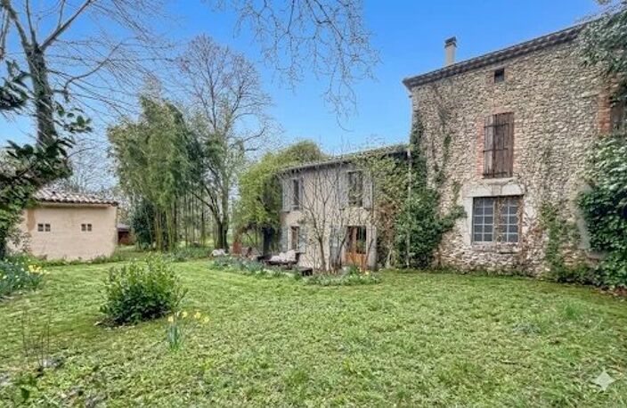 Lezan, ensemble immobilier à fort potentiel de 2 appartements, une maison et une remise soit 440m2 + possibilité de détacher une parcelle constructible de 500m2 env. — photo 2