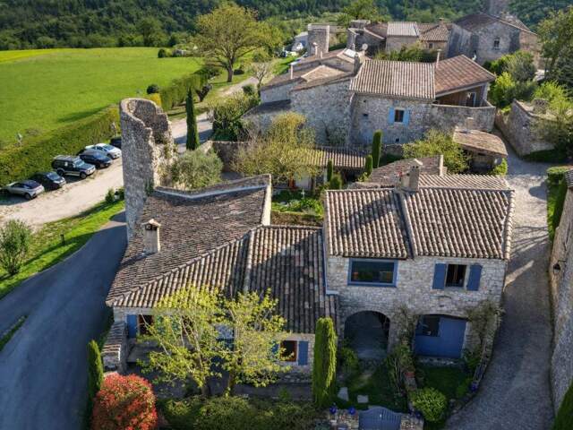 La Roche-sur-Grâne – Ensemble immobilier en pierres avec jardin — photo du bien