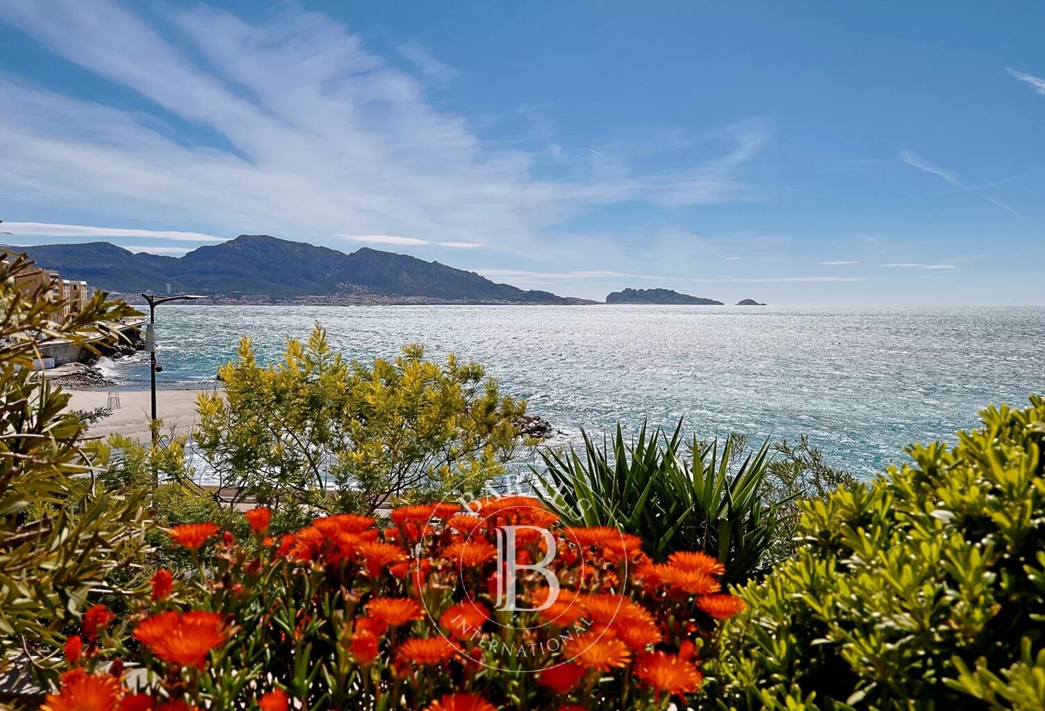 VENTE - 13007 - APPARTEMENT DE PRESTIGE EN FRONT DE MER — photo 1