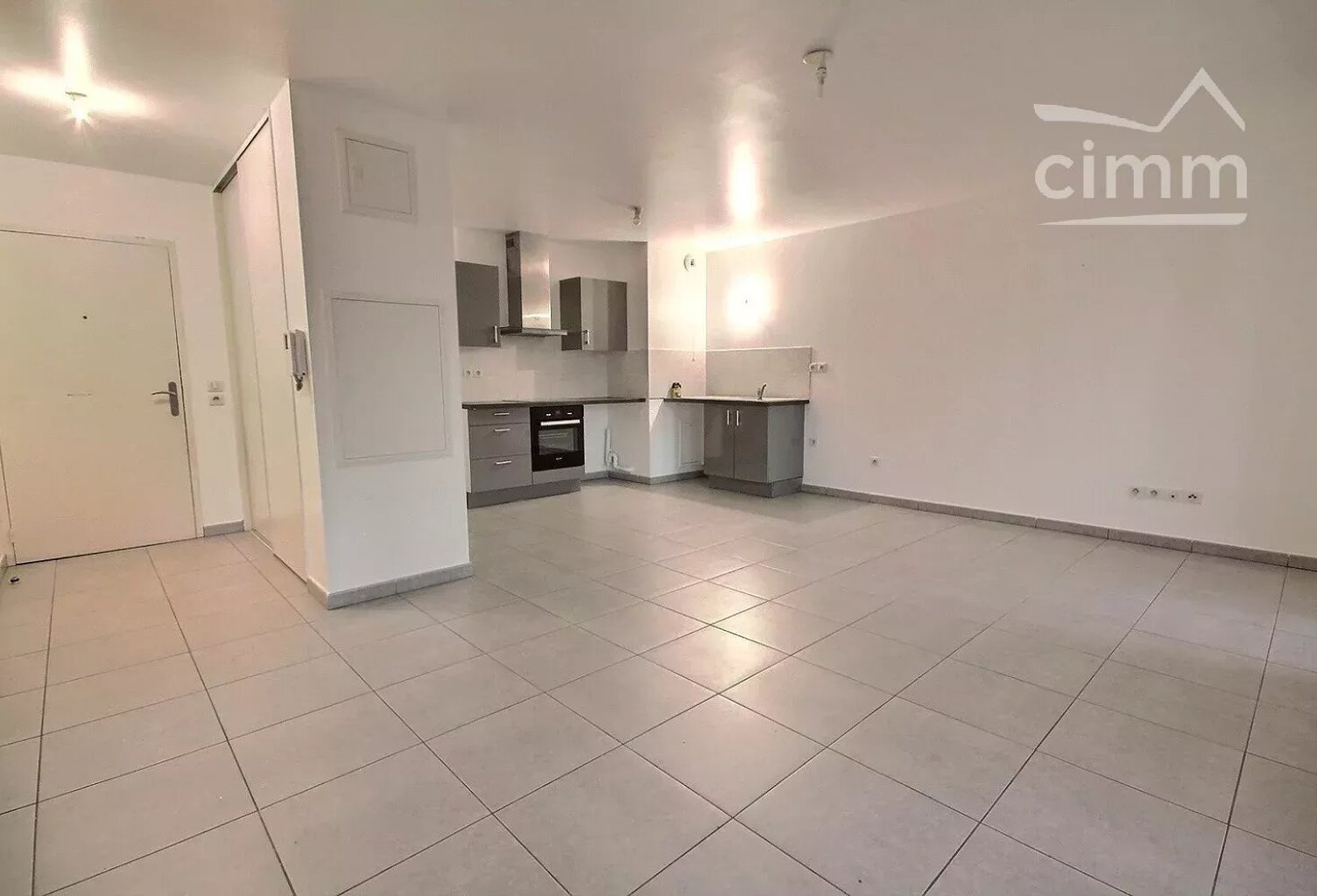LOCATION POISAT : APPARTEMENT T2 AVEC TERRASSE ET GARAGE — photo 1