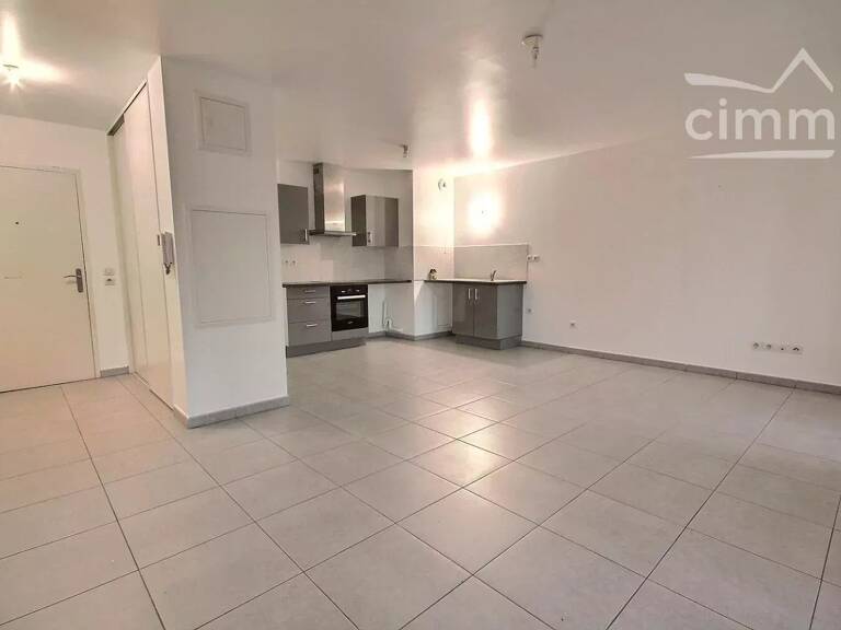 LOCATION POISAT : APPARTEMENT T2 AVEC TERRASSE ET GARAGE — photo 1