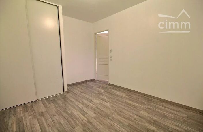 LOCATION POISAT : APPARTEMENT T2 AVEC TERRASSE ET GARAGE — photo 3