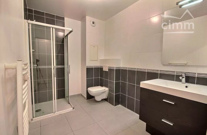 LOCATION POISAT : APPARTEMENT T2 AVEC TERRASSE ET GARAGE — photo 5