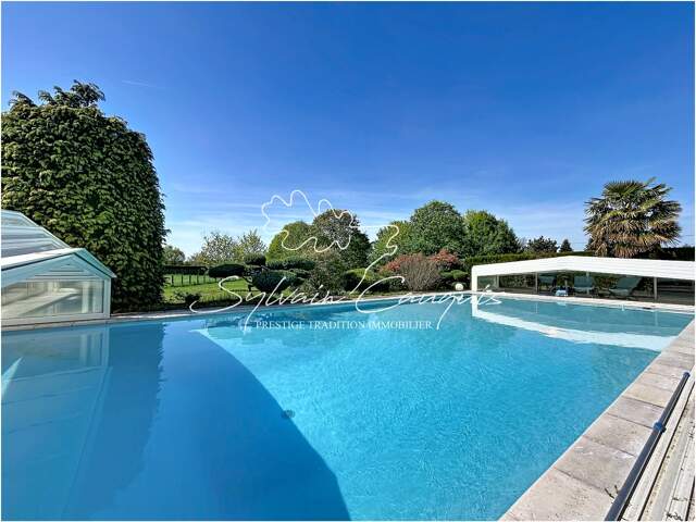 Propriété à vendre proche de CHATEAUNEUF SUR LOIRE  - 1 hectare - Fermette de caractère de 394m2 - Piscines chauffée - Cours de Tennis — photo du bien
