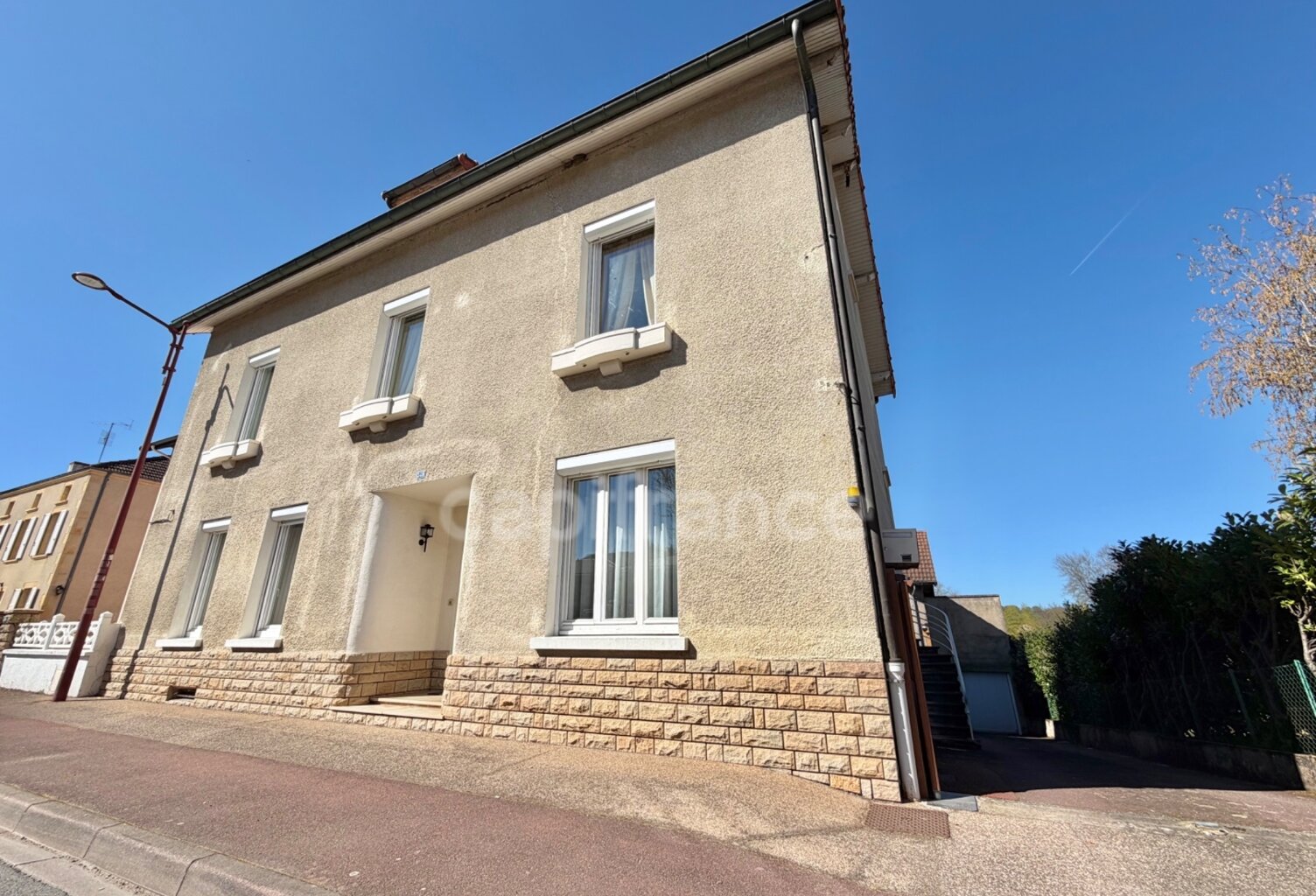 ENSEMBLE IMMOBILIER : MAISON + APPARTEMENT INDEPENDANT + GARAGE DE 135M2 + DEPENDANCES ET TERRAIN CLOS – RARE SUR LE SECTEUR — photo 1