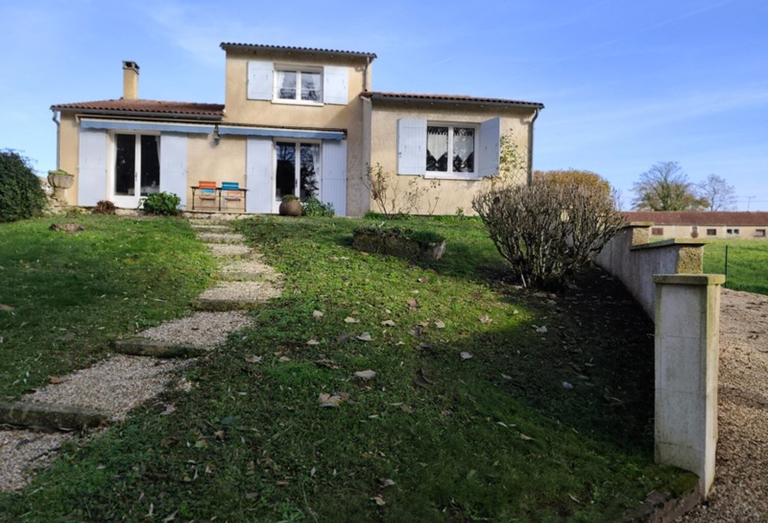 Maison à vendre 4 pièces LA COURONNE (16) — photo 1