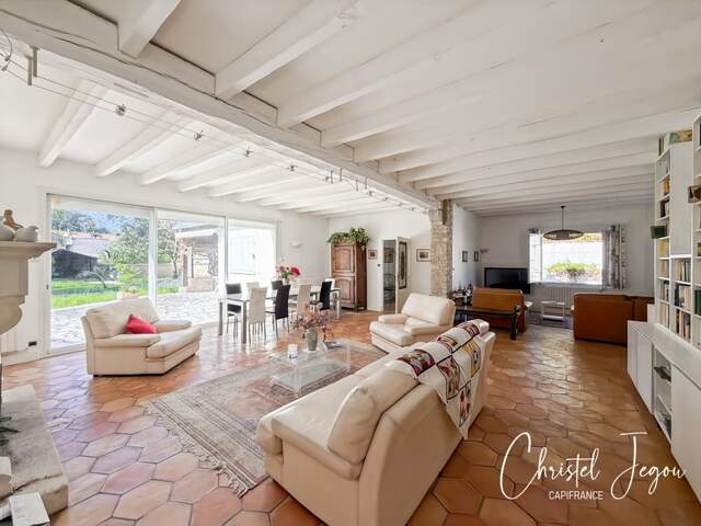 Maison à vendre 8 pièces proche de LA ROCHELLE (17) — photo du bien