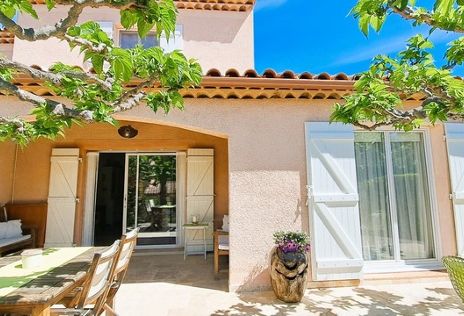 NANS LES PINS (VAR) NOUVEAUTE !!! En résidence sécurisée Villa 110m² (103m²loi carrez) avec jardin 400m² et parkings — photo 1