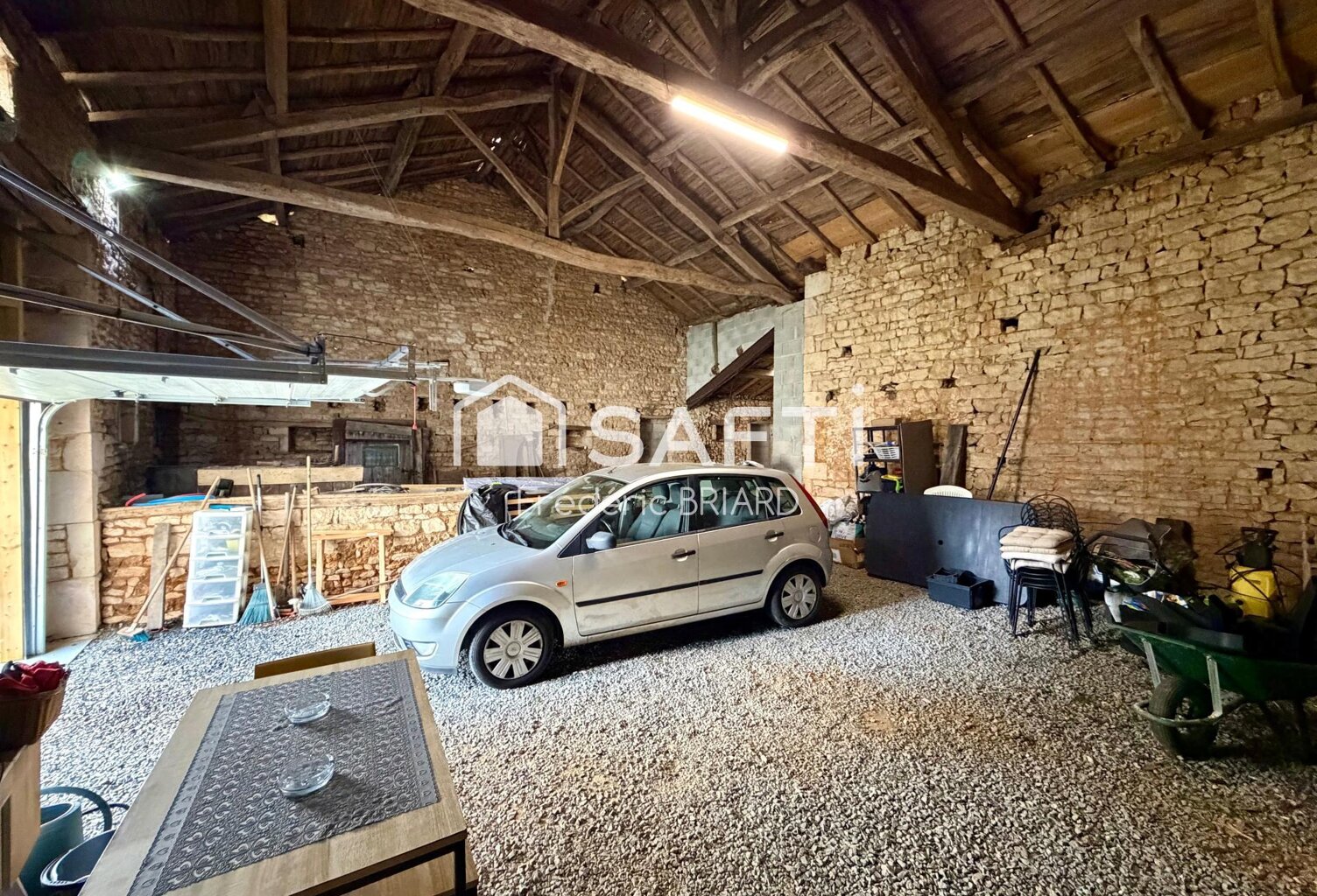 Genouillé 86250. Maison, grange et jardin — photo 1