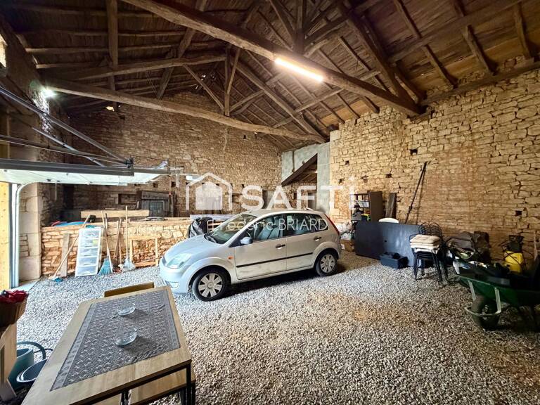 Genouillé 86250. Maison, grange et jardin — photo 1