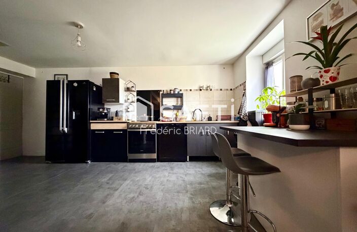 Genouillé 86250. Maison, grange et jardin — photo 4