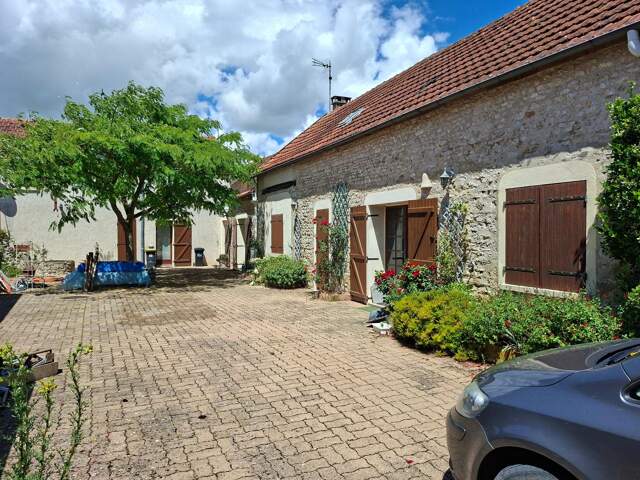 Grande maison familiale dans hameau tranquille — photo du bien