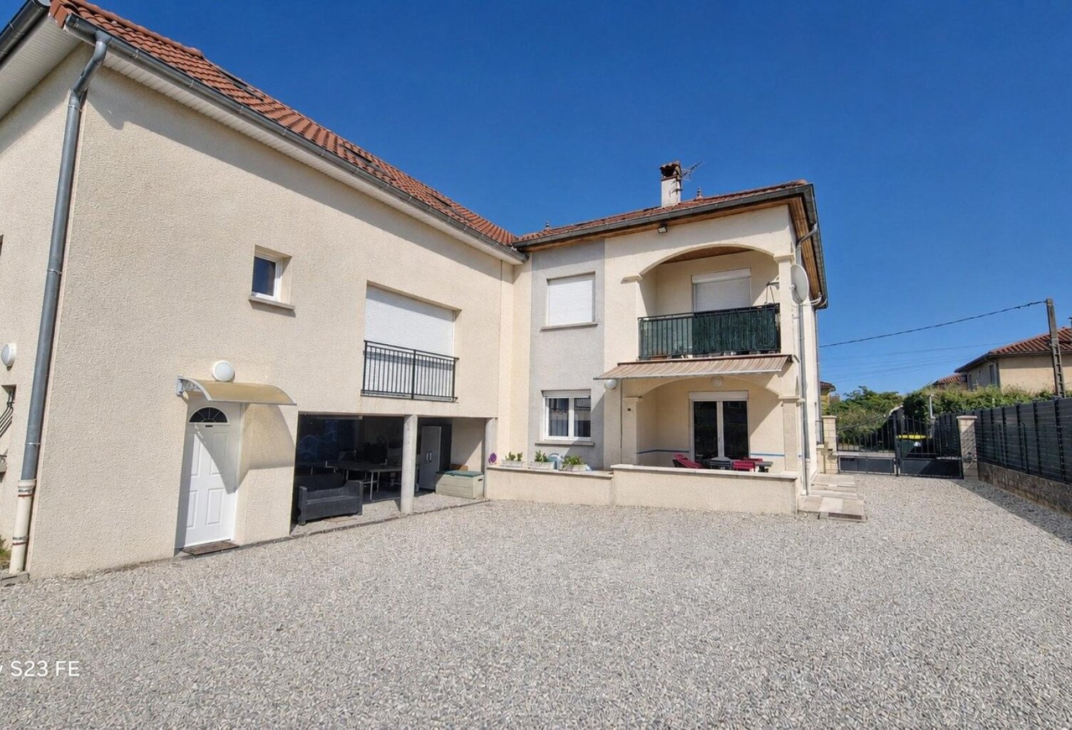 Immeuble de trois appartements en très bon état général — photo 1