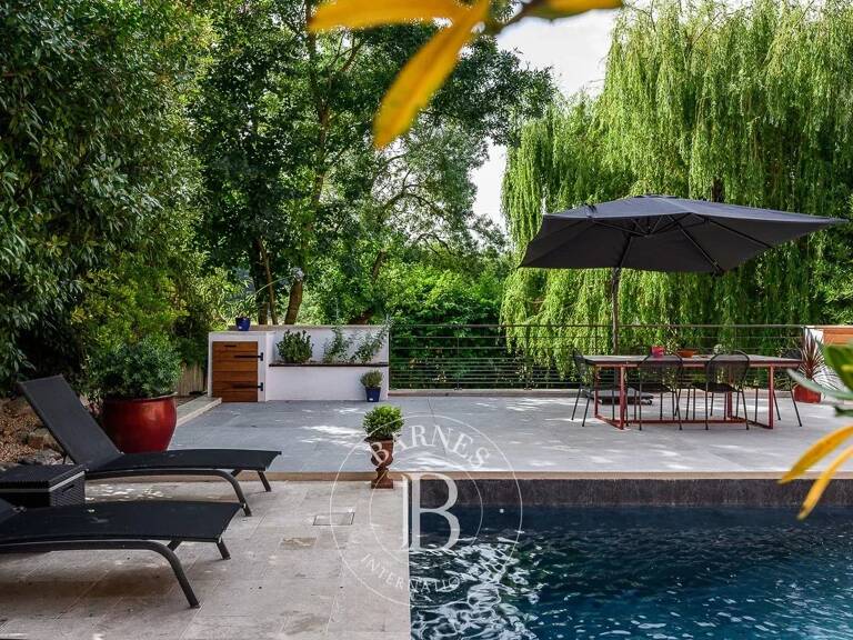 Massieux Bourg, limite Genay – Propriété historique de 275 m² – Terrain de 1 100 m² – 3/4 chambres – Bureau – Piscine – Garage – Ruisseau — photo 1