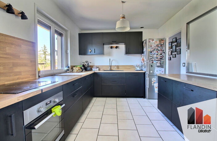 VERNAISON limite CHARLY - Appartement T4 traversant avec vue — photo 4