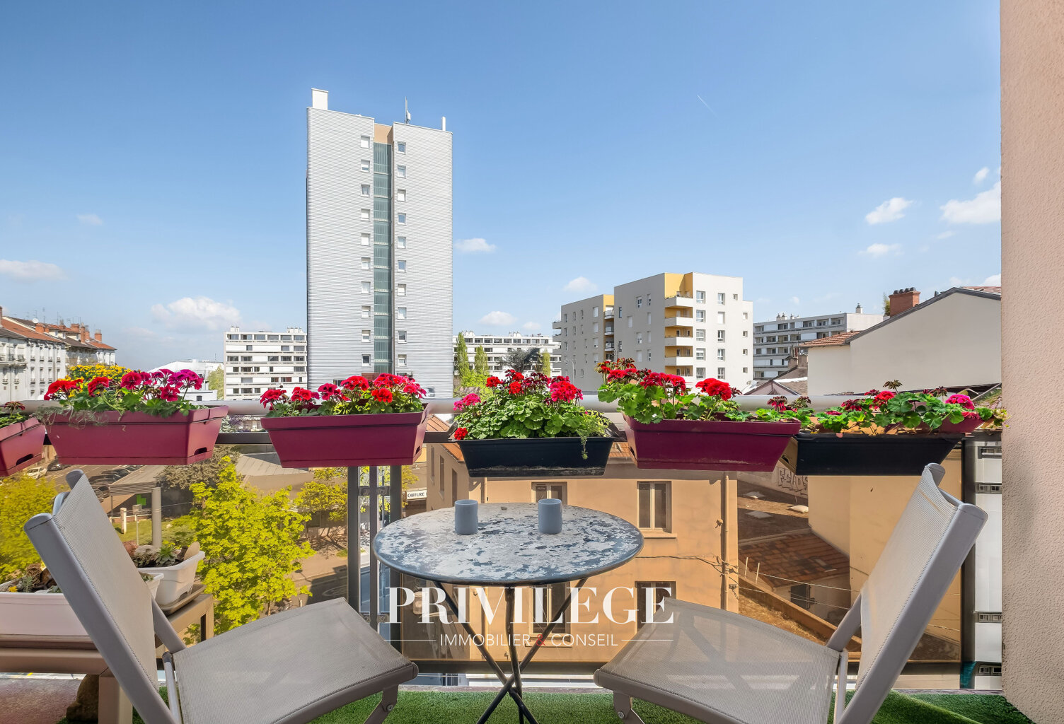 T3 rénové avec balcon   Dernier étage avec ascenseur, lumine — photo 1