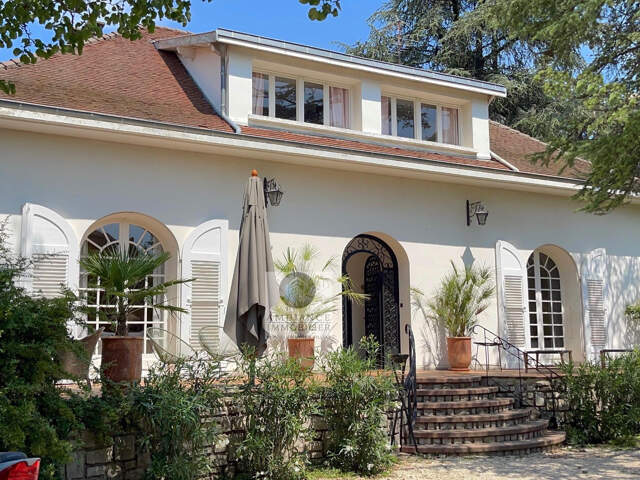 Maison de caractère avec piscine dans un écrin végétal — photo du bien