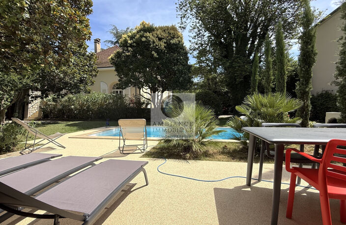 Maison de caractère avec piscine dans un écrin végétal — photo 4
