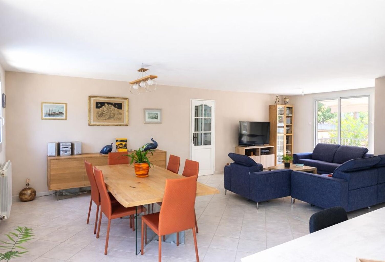 Pour vivre heureux vivons cachés! Caissargues plain-pied , 3 chambres , 450 m² de terrain avec piscine — photo 1