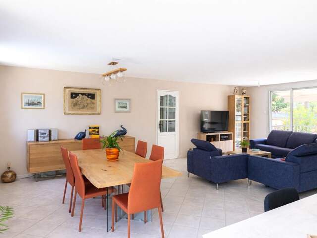 Pour vivre heureux vivons cachés! Caissargues plain-pied , 3 chambres , 450 m² de terrain avec piscine — photo du bien