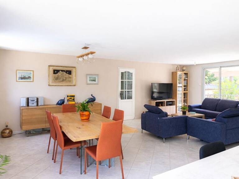 Pour vivre heureux vivons cachés! Caissargues plain-pied , 3 chambres , 450 m² de terrain avec piscine — photo 1