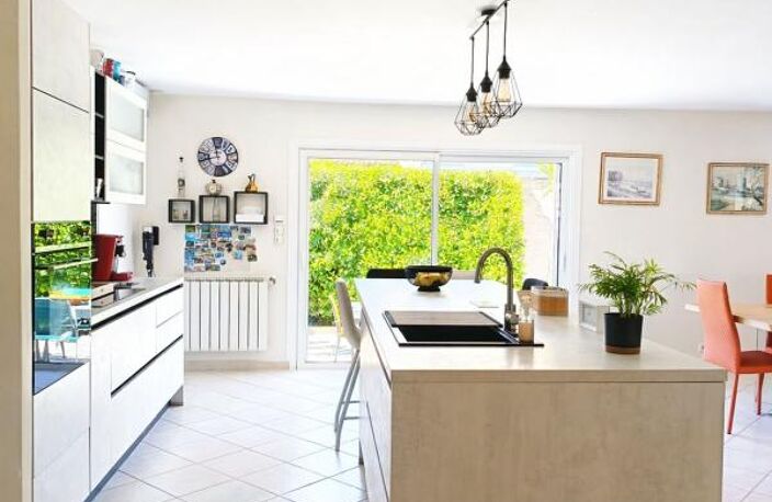 Pour vivre heureux vivons cachés! Caissargues plain-pied , 3 chambres , 450 m² de terrain avec piscine — photo 2