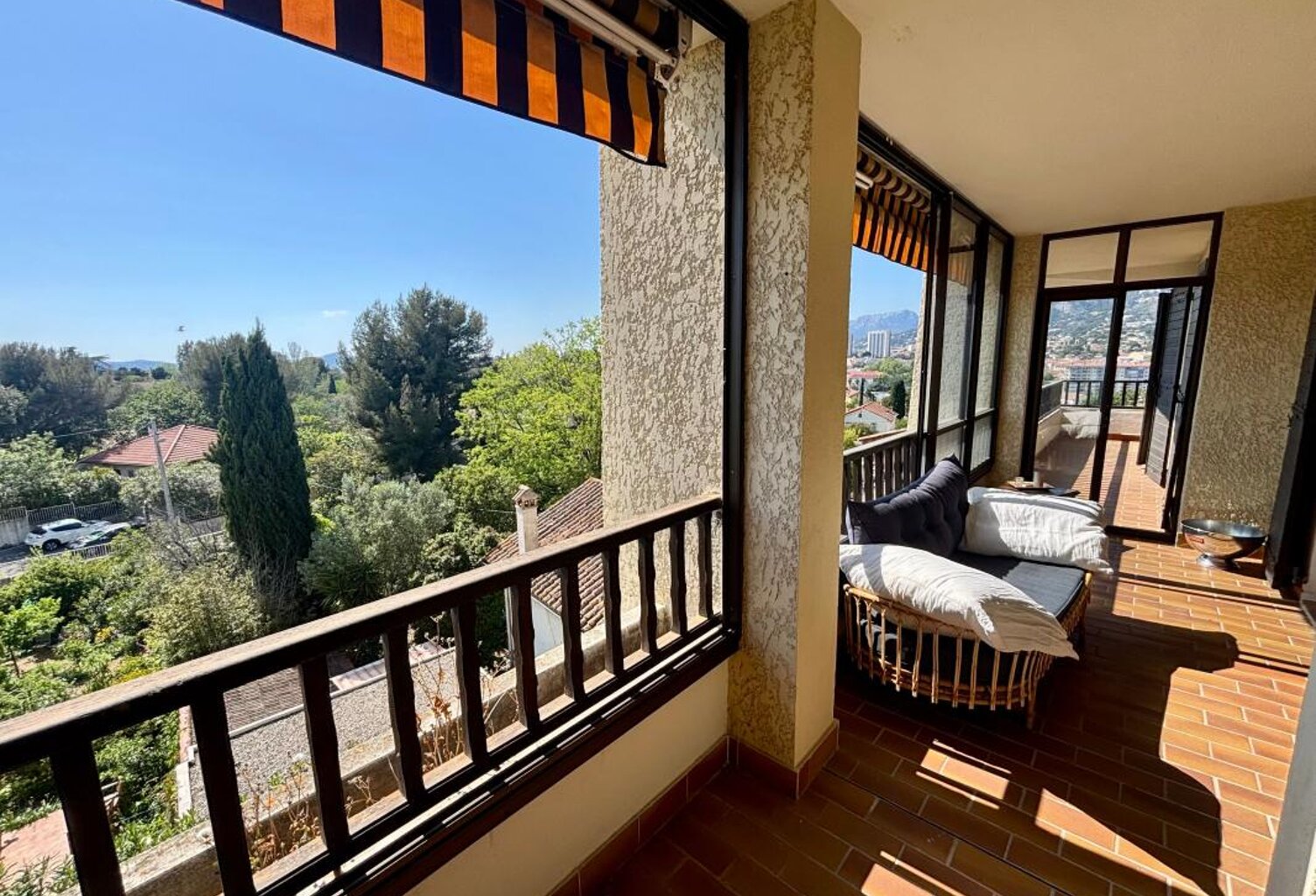 Toulon la Serinette (83000) - type 5 de 95m²- terrasse et parking — photo 1