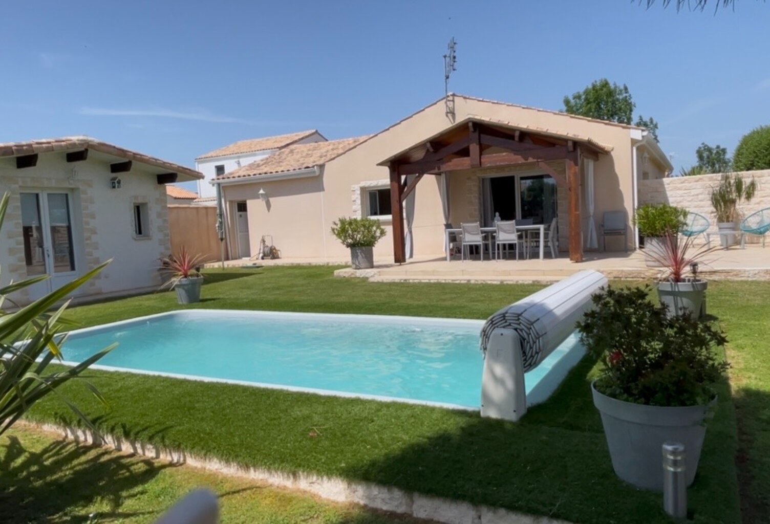 Maison Familiale de plain-pied avec piscine Soubise — photo 1