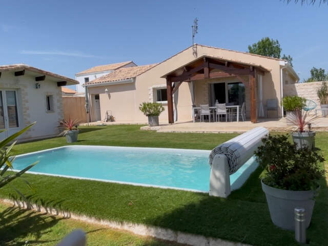 Maison Familiale de plain-pied avec piscine Soubise — photo du bien