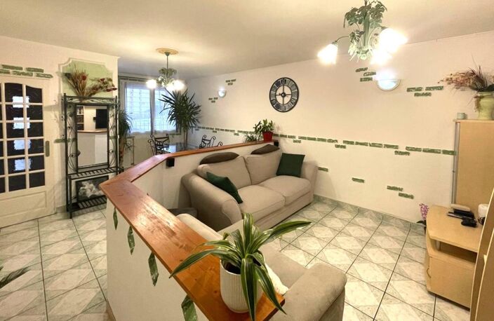 À vendre - Charmante maison de village rénovée - Viry (39) — photo 2