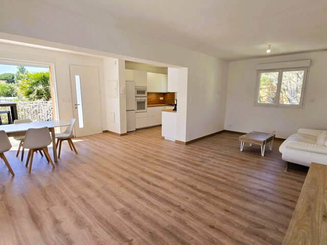 APPARTEMENT AU COEUR DE SANARY SUR MER  5 pièce(s) 93 m2 — photo du bien