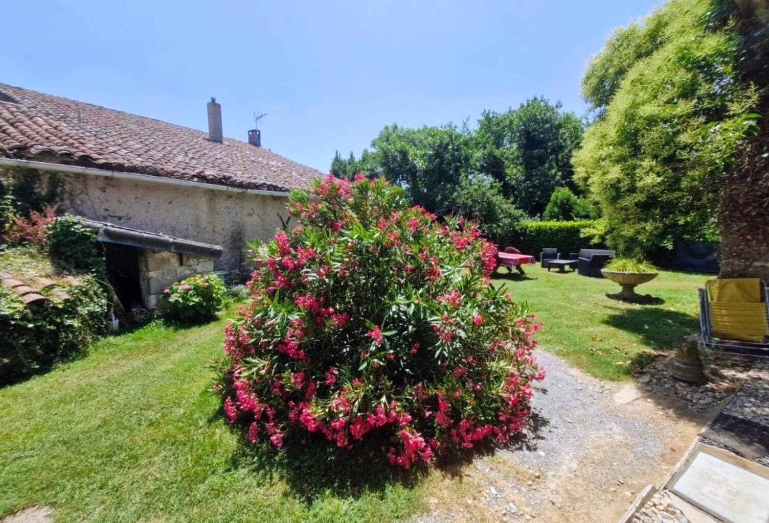 Charmante maison en pierre avec dépendances et fort potentiel. — photo 1