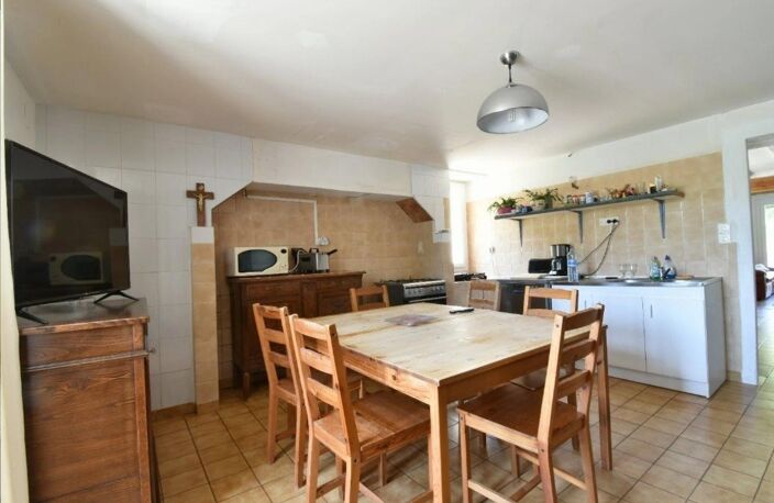Charmante maison en pierre avec dépendances et fort potentiel. — photo 4